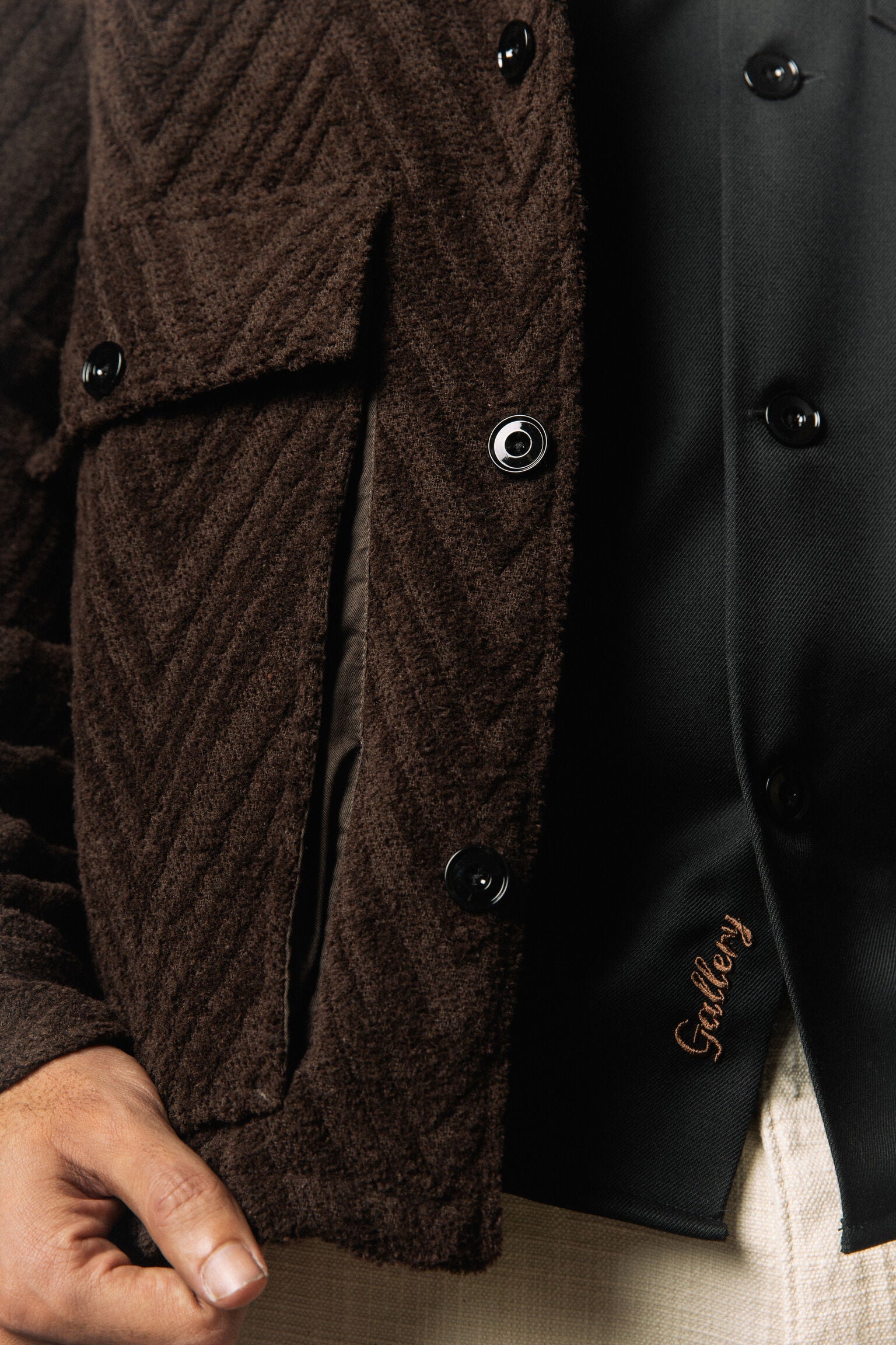 Modelshot / Chocolate Brown / Detail